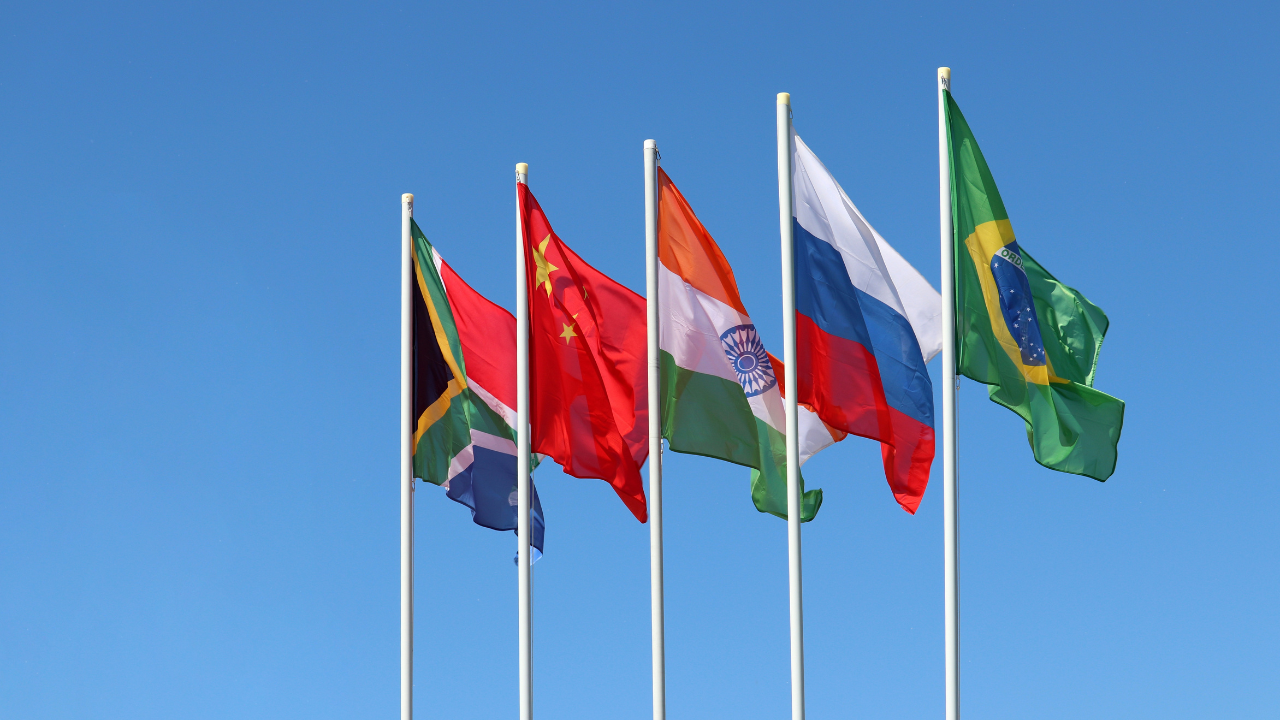 O papel da China nos BRICS+ e o que isso significa para países em desenvolvimento