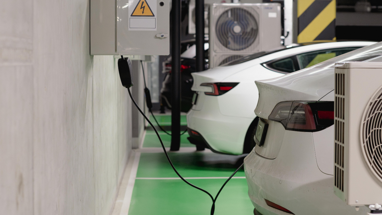 Empresas chinesas dominam produção de carros elétricos - Moçambique será o próximo importador?